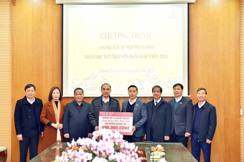 Tổ bầu cử số 6, Đoàn Đại biểu Quốc hội TP Hà Nội trao tặng số tiền 400 triệu đồng cho Quỹ vì người nghèo huyện Thanh Trì.