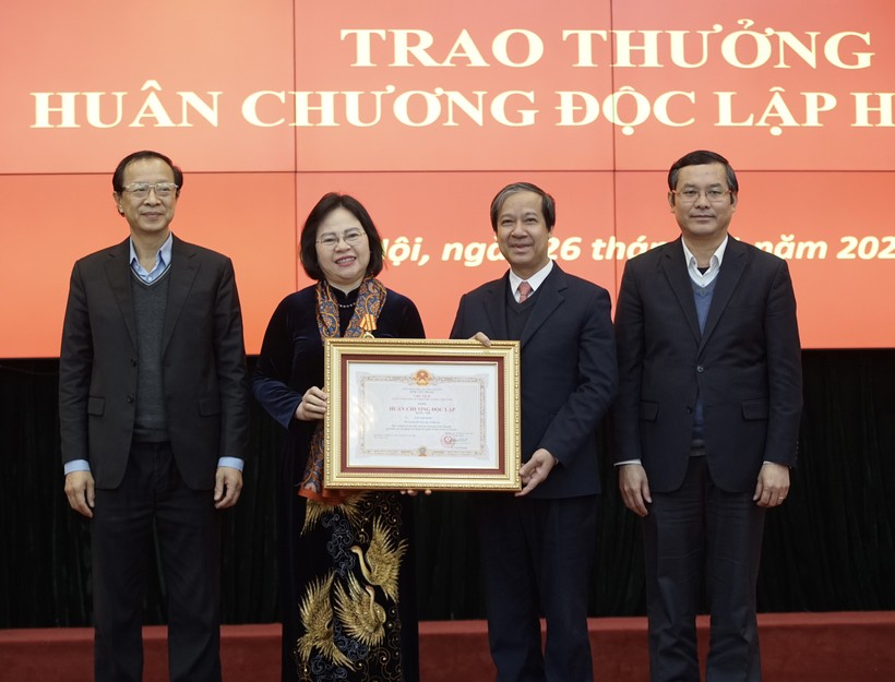 Bộ trưởng Nguyễn Kim Sơn thừa ủy quyền của Chủ tịch nước trao Huân chương Độc lập hạng Nhì cho Thứ trưởng Ngô Thị Minh.