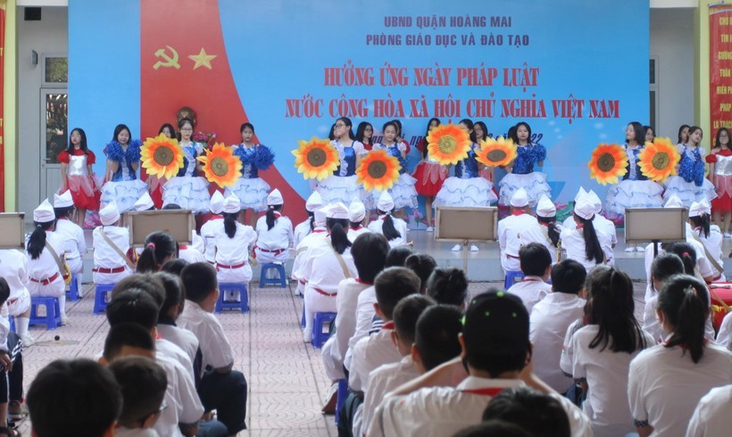 Trường học Hà Nội hưởng ứng Ngày Pháp luật nước Cộng hoà xã hội chủ nghĩa Việt Nam. Ảnh: Lan Anh.