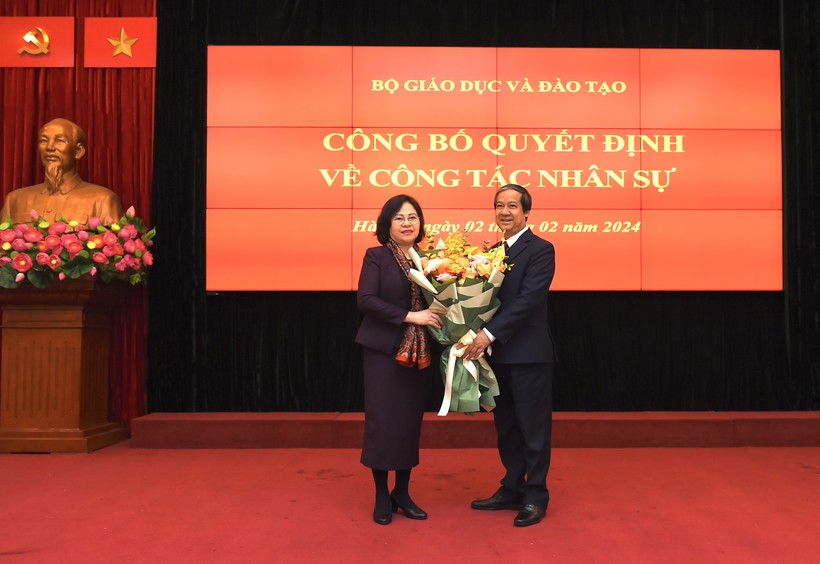 Bộ trưởng Nguyễn Kim Sơn tặng hoa nguyên Thứ trưởng Ngô Thị Minh trong lễ công bố các Quyết định về công tác nhân sự.
