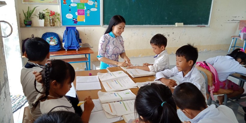 Cô Đỗ Thị Hồi, giáo viên Trường Tiểu học Lạc Hòa 1, thị xã Vĩnh Châu, tỉnh Sóc Trăng hướng dẫn học sinh trong giờ học.