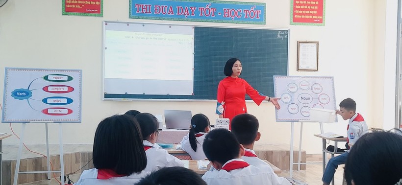 Cô Tô Thị Hương Giang, Trường tiểu học Thị trấn Diêm Điền và học trò trong giờ học.