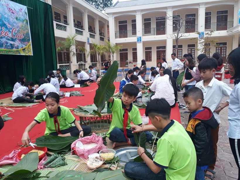 Học sinh tham gia thi gói bánh Chưng đón Tết cổ truyền sớm tại trường.