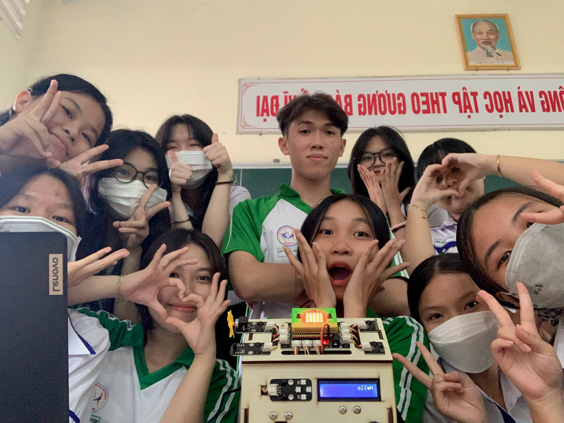 Học sinh Trường THPT Nguyễn Việt Dũng khi học chuyên đề Thiết kế mạch điều khiển cho ngôi nhà thông minh.