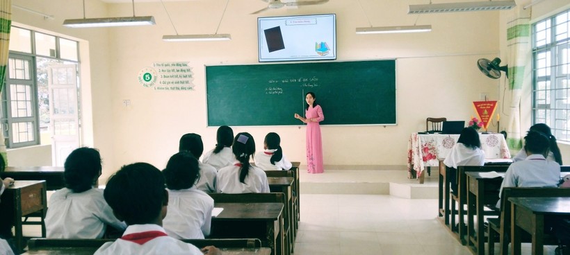 Cô Nguyễn Thị Bích Huy và học sinh Trường TH&THCS Ea Trol trong giờ Ngữ văn.
