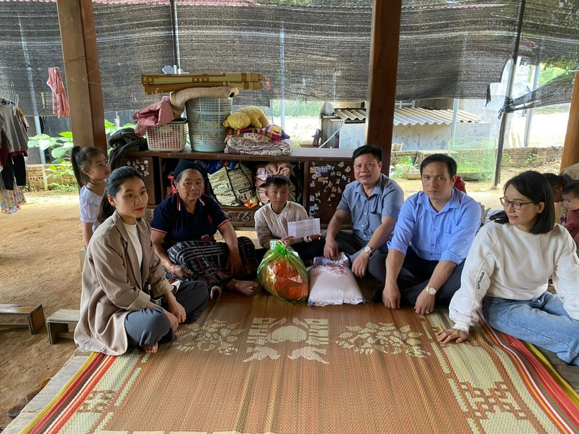 Giáo viên Trường THPT Quan Sơn đến tặng quà học sinh trong dị Tết.