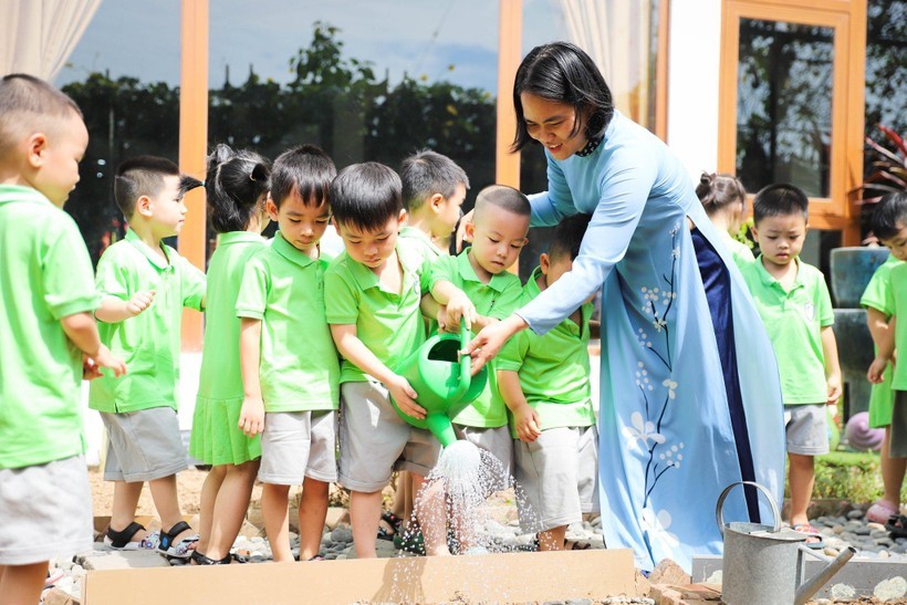 Cô trò Hệ thống Giáo dục Ban Mai (Quận Hà Đông, Hà Nội) chăm sóc cây xanh.
