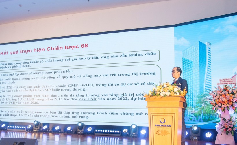 Ông Tạ Mạnh Hùng - Phó cục trưởng Cục quản lý dược, Bộ Y tế phát biểu tại hội thảo.