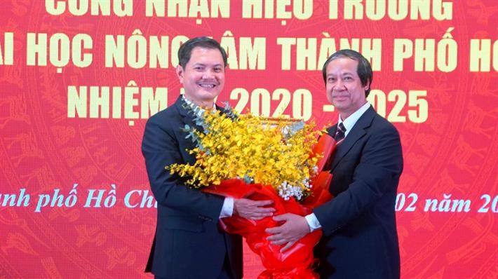 Bộ trưởng Nguyễn Kim Sơn trao Quyết định Hiệu trưởng cho PGS.TS Nguyễn Tất Toàn, Hiệu trưởng Trường ĐH Nông lâm TP HCM nhiệm kỳ 2020-2025.