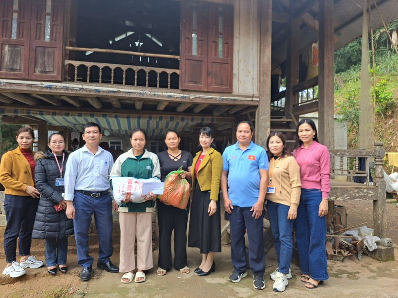 Giáo viên Trường THPT Quan Sơn (Thanh Hóa) đến trao quà cho học sinh khó khăn dịp Tết Nguyên Đán. Đây là một trong những giải pháp duy trì sĩ số ở trường vùng khó này.