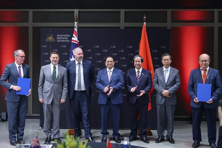 Thủ tướng Phạm Minh Chính, Bộ trưởng Bộ GD&ĐT Nguyễn Kim Sơn chứng kiến trao thỏa thuận hợp tác giữa các cơ sở giáo dục đại học Việt Nam và Australia.