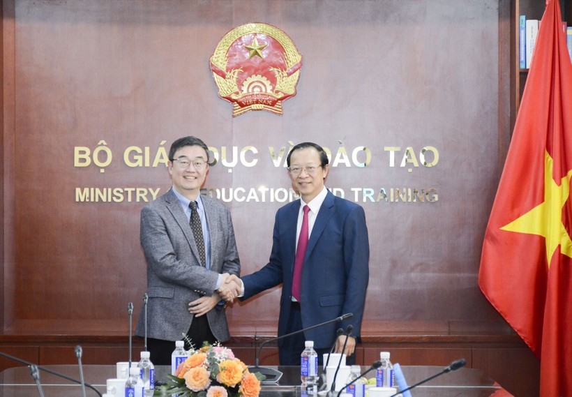 Thứ trưởng Bộ GD&ĐT Phạm Ngọc Thưởng và ông No Jung IL, Giám đốc chiến lược của Visang.
