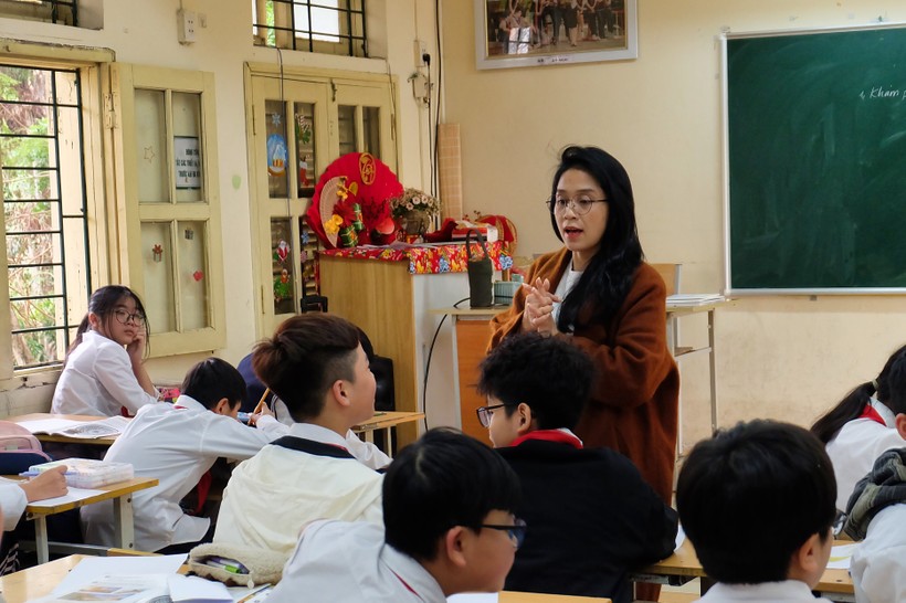Cô Phan Thị Minh Thu và học sinh Trường THCS Đống Đa trong giờ học.