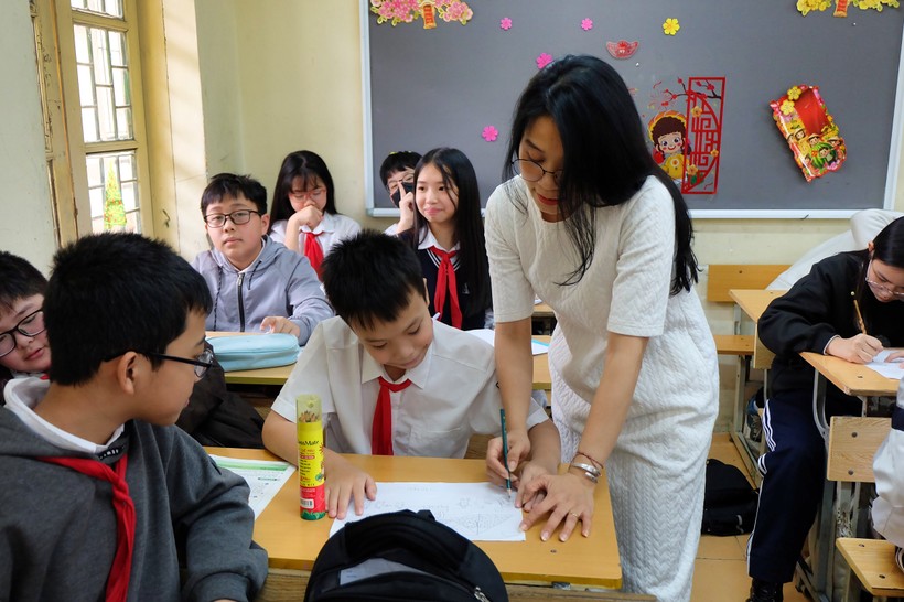 Cô Phan Thị Minh Thu hướng dẫn học sinh trong giờ học.