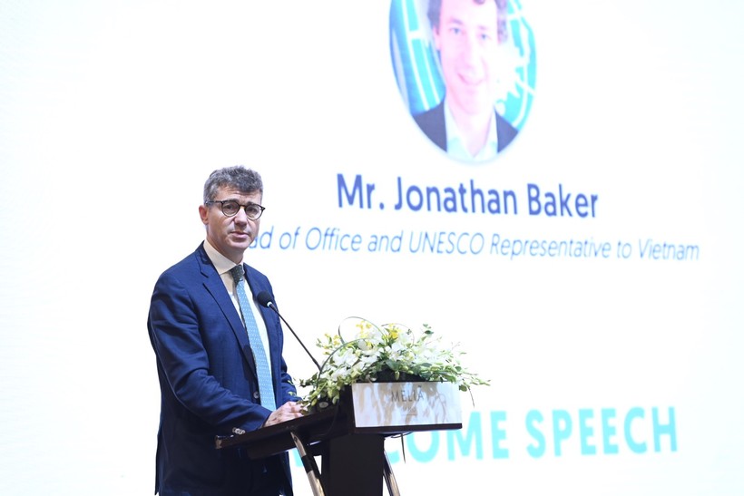 Trưởng Đại diện UNESCO tại Việt Nam, ông Jonathan Baker phát biểu tại Hội thảo.