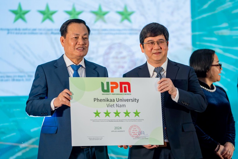 Đại diện Trường ĐH Phenikaa, GS.TS Phạm Thành Huy nhận chứng nhận 5 sao UPM từ GS.TS.Nguyễn Hữu Đức, Chủ tịch sáng lập UPM, Nguyên Phó Giám đốc ĐHQG Hà Nội.