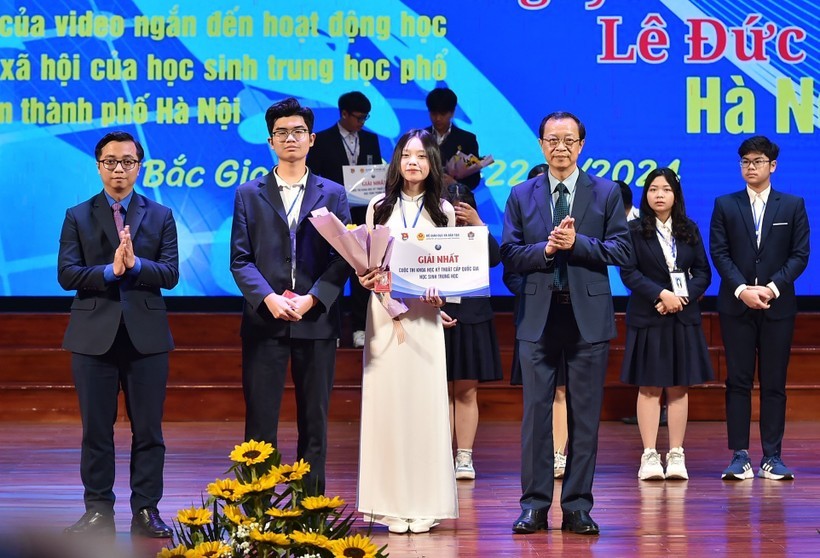 Thứ trưởng Bộ GD&ĐT Phạm Ngọc Thưởng (bên phải) trao giải Nhất Cuộc thi Khoa học, kỹ thuật cấp quốc gia học sinh trung học năm học 2023 -2024. Ảnh Đăng Chung.