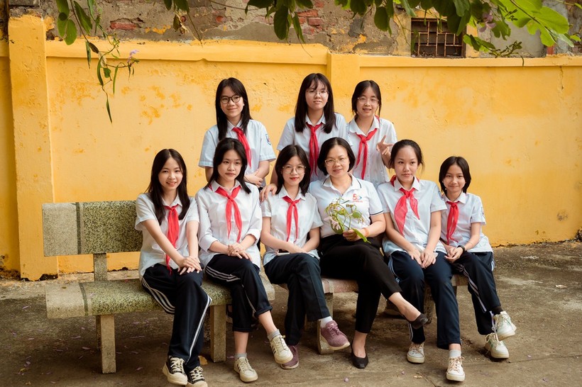 Cô trò Trường THCS Đống Đa (quận Đống Đa, Hà Nội).