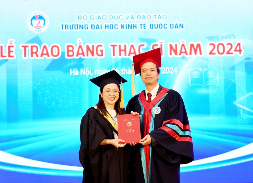 GS.TS Phạm Hồng Chương - Hiệu trưởng trao bằng cho tân thạc sĩ.