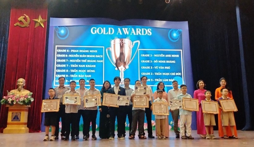 Trao giải cho 12 học sinh đoạt Huy chương Vàng ITMC vòng Quốc tế năm 2024.