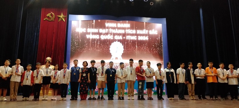 Trao giải cho các học sinh đoạt Huy chương Vàng ITMC vòng Quốc gia năm 2024.