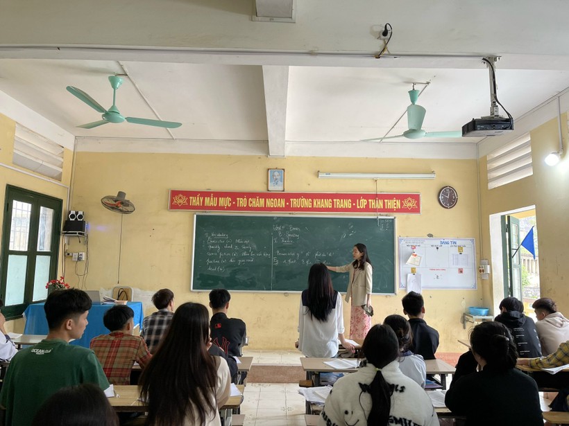 Cô trò Trường THPT Quan Sơn trong giờ học.