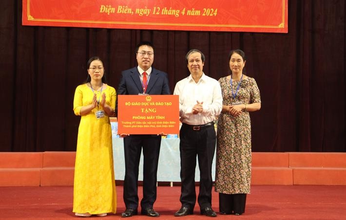 Bộ trưởng Nguyễn Kim Sơn tặng phòng máy tính cho Trường Phổ thông Dân tộc nội trú tỉnh Điện Biên.