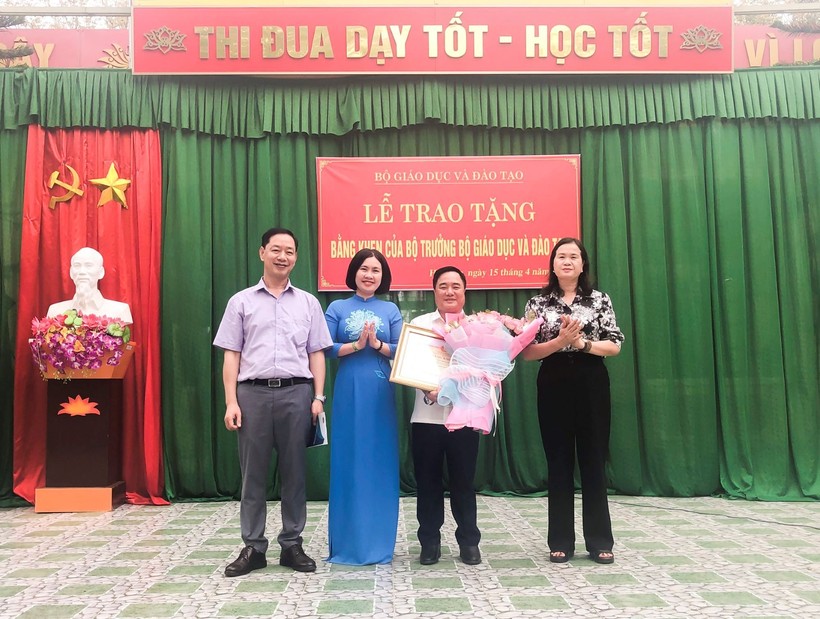 Phó Chủ tịch Công đoàn Giáo dục Việt Nam Lê Thị Mai Oanh trao Bằng khen của Bộ trưởng Bộ GDĐT cho thầy giáo Đào Thanh Hương.