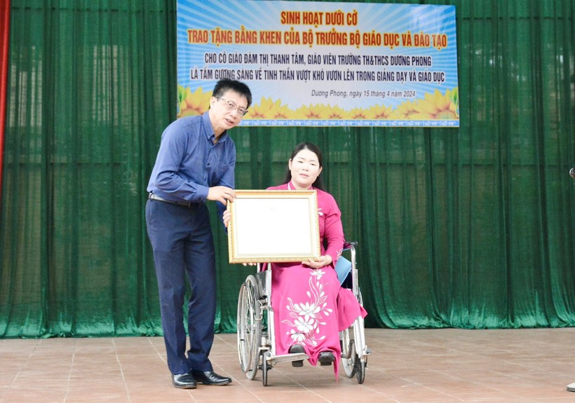 Chủ tịch Công đoàn Giáo dục Việt Nam Nguyễn Ngọc Ân trao Bằng khen của Bộ trưởng Bộ GDĐT cho cô giáo Đàm Thị Thanh Tâm.