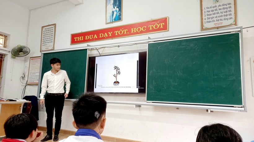 Giáo viên Trường THCS Thụy Liên (Thái Thụy, Thái Bình) trong giờ dạy môn Khoa học tự nhiên.