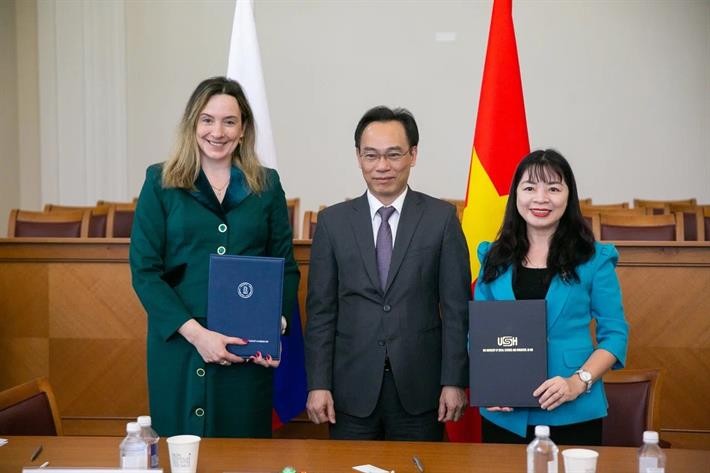 Thứ trưởng Hoàng Minh Sơn chứng kiến trao thỏa thuận giữa Trường Đại học Khoa học Xã hội và Nhân văn (Đại học Quốc gia Hà Nội) với Trường Đại học Kinh tế cao cấp (HSE).