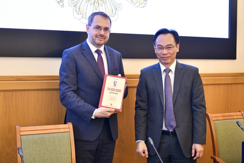 Thứ trưởng Bộ Khoa học và Giáo dục Đại học Liên bang Nga Mô-ghi-lép-sờ-kyi K.I và Thứ trưởng Bộ GD&ĐT Việt Nam Hoàng Minh Sơn.