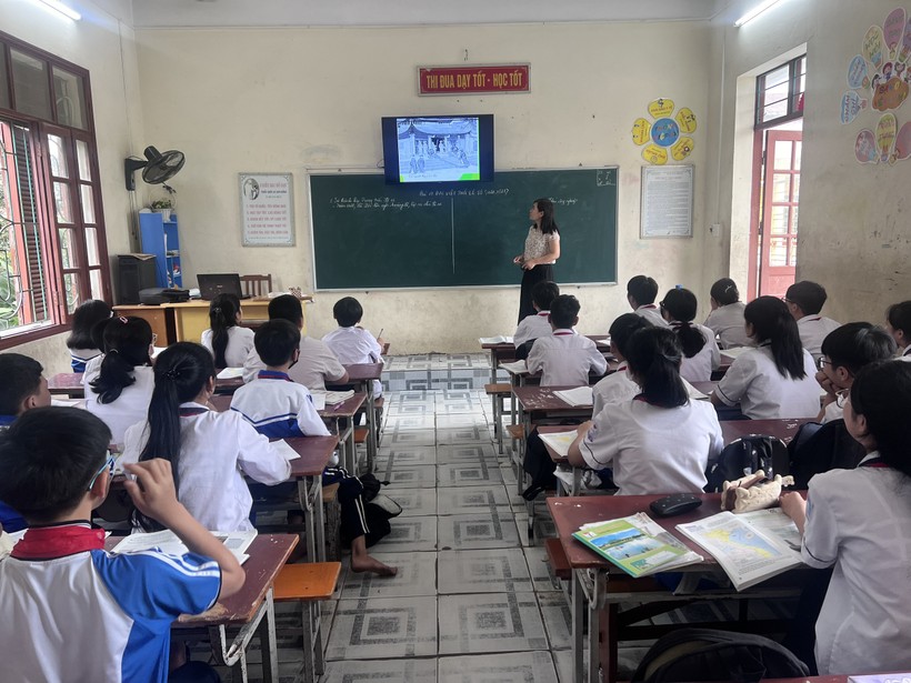 Cô Hồ Thị Hương, Trường THCS Nguyễn Chuyên Mỹ (An Lão, Hải Phòng) trong giờ dạy môn Lịch sử và Địa lí.