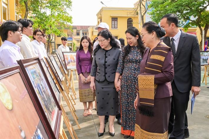 Thứ trưởng Bộ GD&ĐT Nguyễn Thị Kim Chi cùng đoàn đại biểu tham quan một số hình ảnh trưng bày các hoạt động theo chiều dài lịch sử của trường Hữu nghị T78.