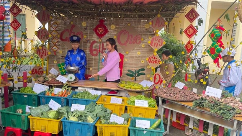 Học sinh Trường THCS Thuỵ Trường tổ chức các gian hàng chợ quê giới thiệu sản vật quê hương.