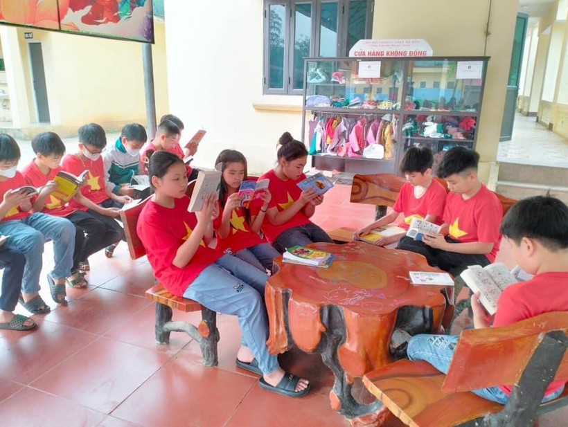 Học sinh Trường Tiểu học Thị trấn Hạ Hòa (Hạ Hòa, Phú Thọ) trong ngày hội Sách và văn hóa đọc Việt Nam.