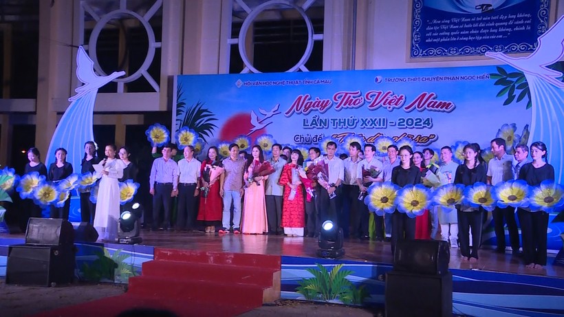 Ban Tổ chức, nhà thơ và nghệ sĩ ngâm thơ tham dự Ngày thơ Việt Nam lần thứ XXII tại Cà Mau.