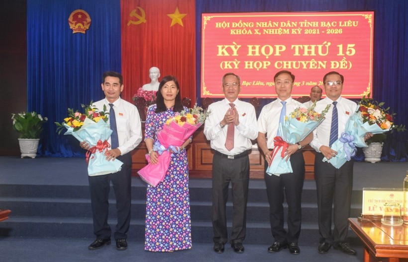 Bí thư Tỉnh ủy Bạc Liêu Lữ Văn Hùng chúc mừng các đồng chí vừa nhận nhiệm vụ mới.