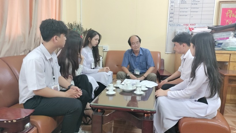 Thầy Châu Văn Tuy, Hiệu trưởng Trường THPT Hồ Thị Kỷ trực tiếp tư vấn chọn nghề, chọn trường và những thắc mắc của học sinh về kỳ thi đánh giá năng lực.