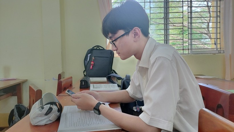 Em Nguyễn Phúc Nhật Khanh, Trường THPT Chuyên Phan Ngọc Hiển sử dụng điện thoại thông minh lên mạng tìm hiểu thông tin kỳ thi đánh giá năng lực của Đại học Quốc gia TPHCM