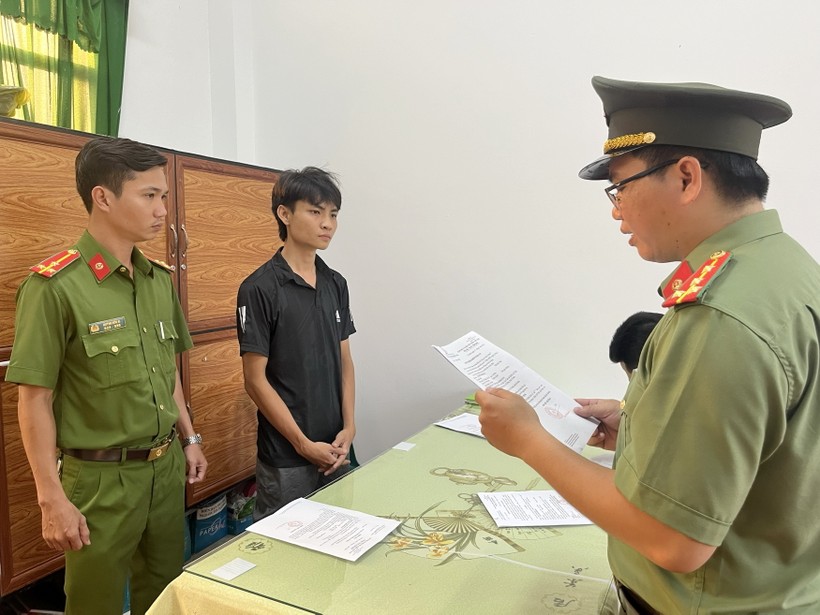 Nguyễn Minh Hải nghe đọc Quyết định bắt tạm giam.