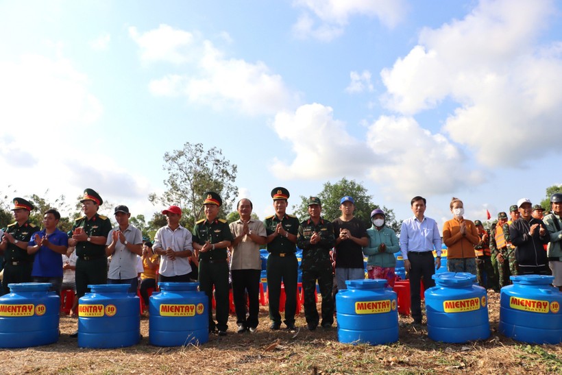 Cán bộ Quân khu 9 trao tặng bồn chứa nước cho người dân. 