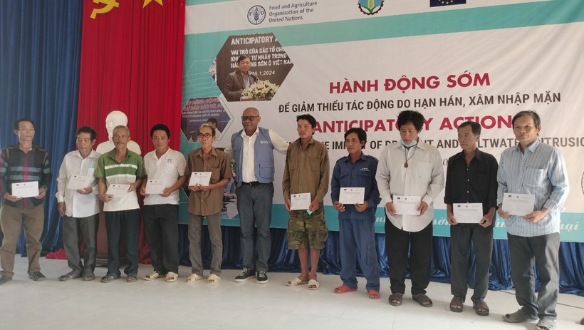 Tổ chức FAO trao tiền hỗ trợ cho người dân xã Khánh An, U Minh.