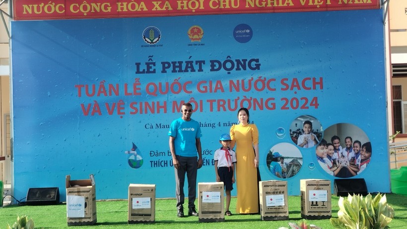 Đại diện Tổ chức UNICEF tại Việt Nam trao tặng bình lọc nước cho Trường Tiểu học Lê Quý Đôn.