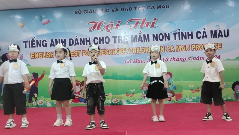 Phần thi tự giới thiệu của đội thi đến từ Phòng GD&ĐT huyện U Minh.