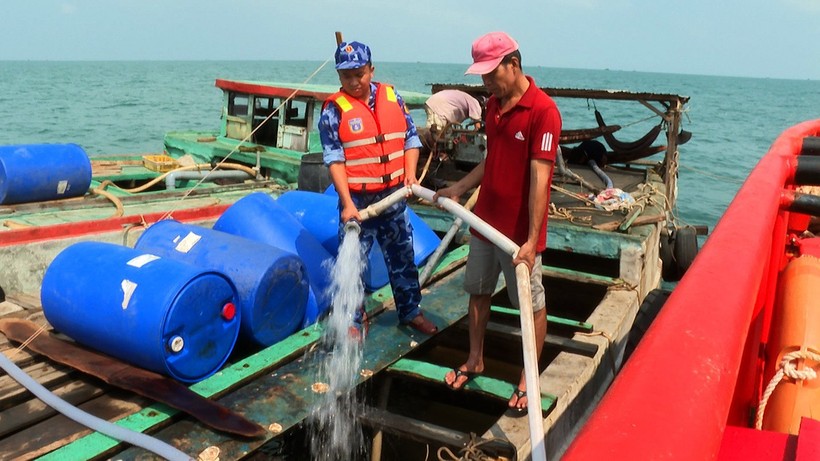 Cán bộ, chiến sĩ Bộ Tư lệnh Vùng Cảnh sát biển 4 hỗ trợ nước cho người dân hòn Chuối 