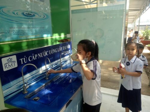 Học sinh Trường tiểu học Lê Quý Đôn (xã Khánh An, U Minh) sử dụng hệ thống nước uống sạch.