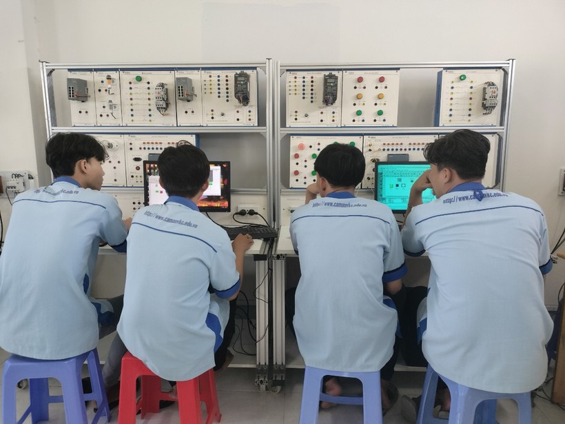 Một tiết học của sinh viên Trường CĐ Nghề Việt Nam – Hàn Quốc Cà Mau.