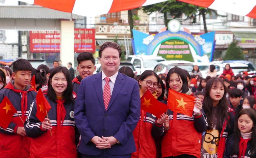 Đại sứ Hoa Kỳ tại Việt Nam Marc Knapper đã đến thăm thành phố Lào Cai và thị trấn Sa Pa.