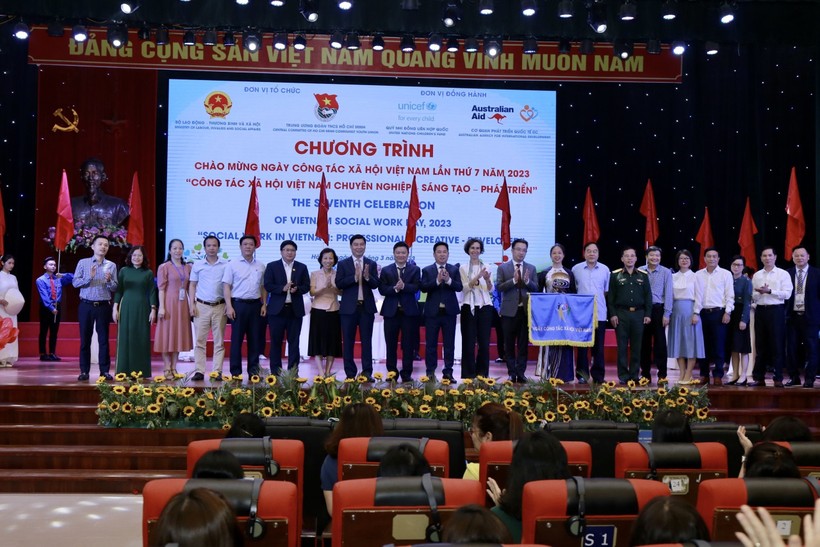 Ban tổ chức trao cờ đăng cai cho đơn vị tổ chức Chương trình chào mừng ngày công tác xã hội Việt Nam lần thứ VIII.